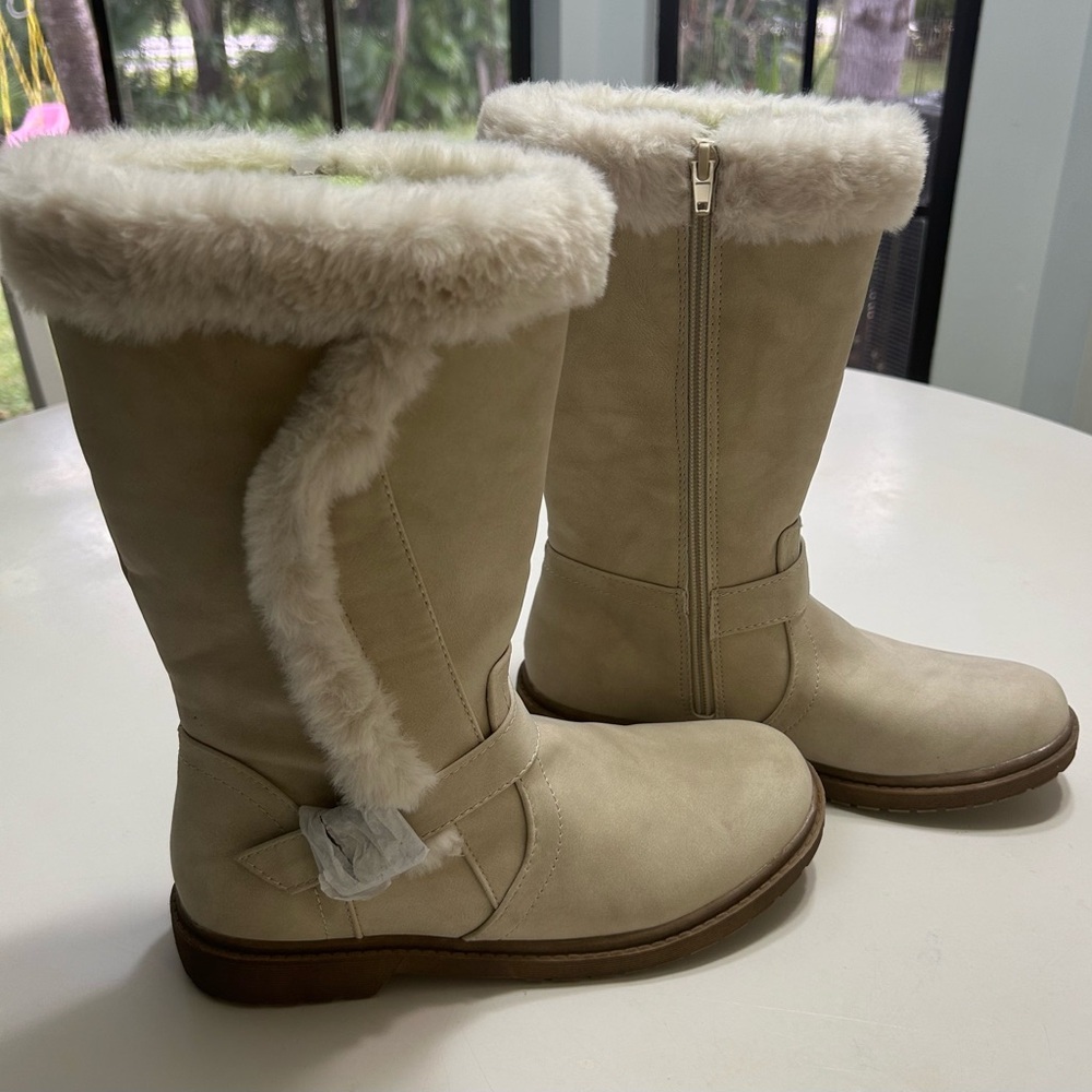 New  Unr8ed Edison  faux fur boot size 5-7